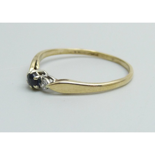 955 - A 9ct gold, sapphire and diamond three stone ring, 0.8g, O