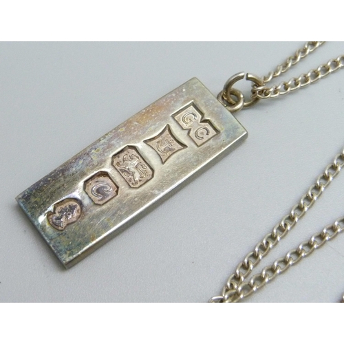 961 - A silver ingot pendant on a silver chain, 23g