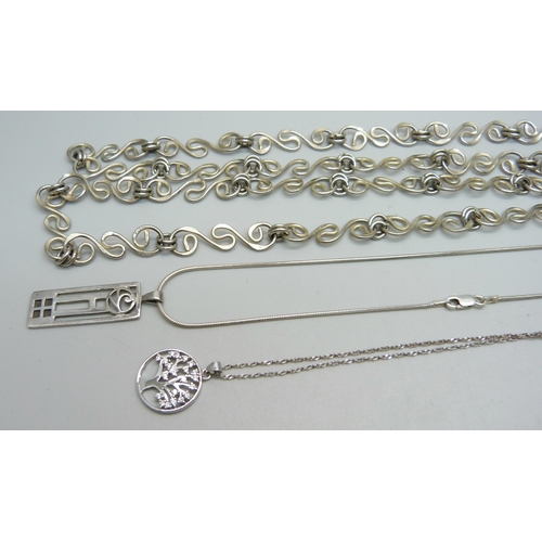 978 - A collection of silver jewellery