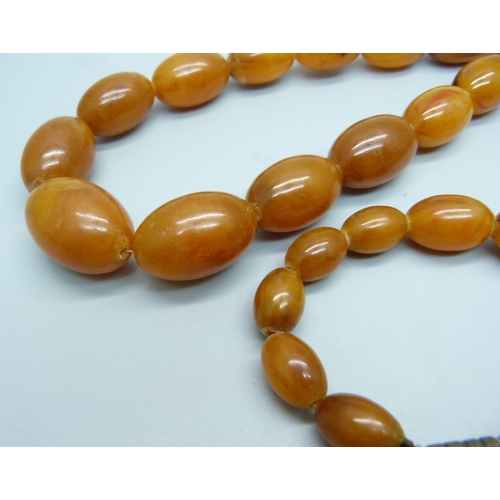 979 - An amber coloured bead necklace