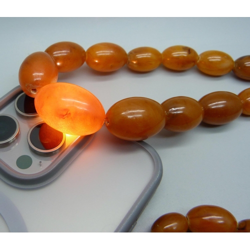 979 - An amber coloured bead necklace