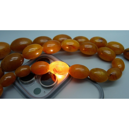 979 - An amber coloured bead necklace