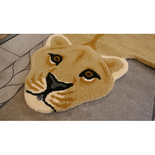 1498 - A 6ft x 4ft rug in the form of a lioness