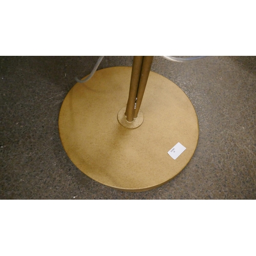 1478 - A floor standing gold fern lamp lamp