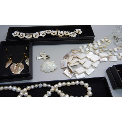 950 - A string of pearls and other mother of pearl set jewellery