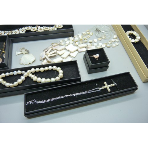 950 - A string of pearls and other mother of pearl set jewellery