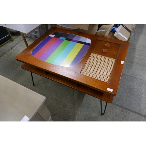 1560 - A retro coffee table in the form of a TV screen