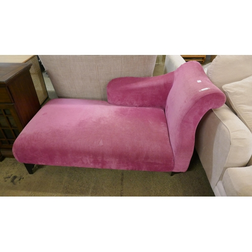 1571 - A large pink upholstered chaise longue