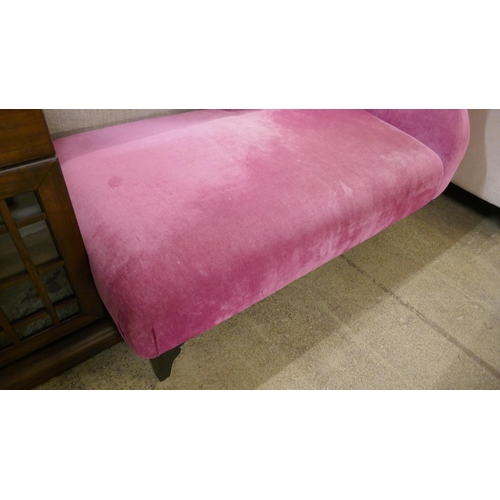 1571 - A large pink upholstered chaise longue