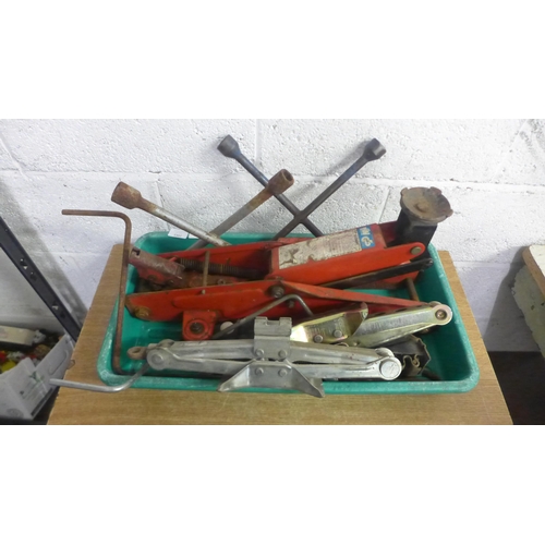 2063 - A hydraulic trolley jack, two scissor jacks, an automotive roadside jack and two wheel nut wrenches