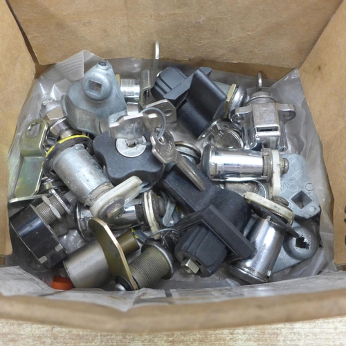 2122 - A box of approx. 20 cabinet/toolbox locks