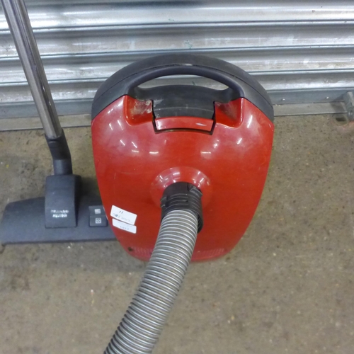 2183 - A Miele S2 Special 300 1600w vacuum cleaner - W