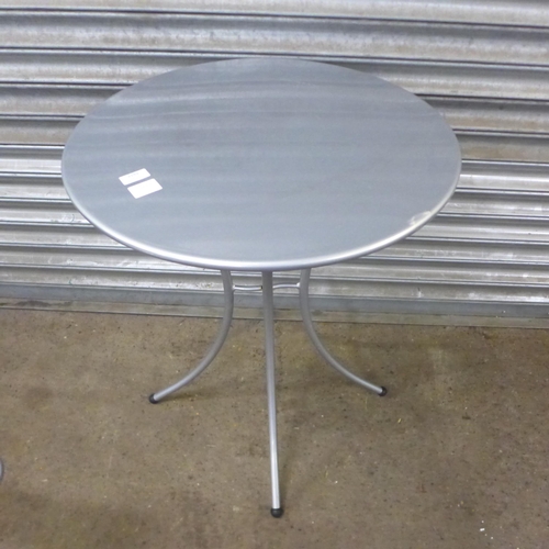 2192 - A metal two person bistro garden dining set