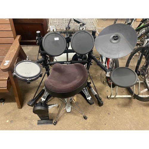 2207 - A Roland V-Drums electronic drum set with seat a/f, DW4000 twin bass pedal, DW4000 single bass pedal... 