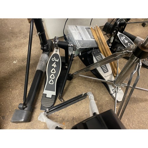 2207 - A Roland V-Drums electronic drum set with seat a/f, DW4000 twin bass pedal, DW4000 single bass pedal... 