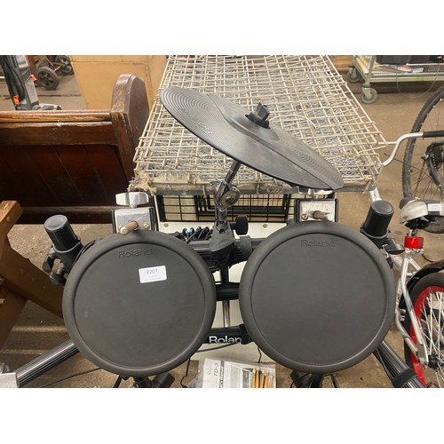 2207 - A Roland V-Drums electronic drum set with seat a/f, DW4000 twin bass pedal, DW4000 single bass pedal... 