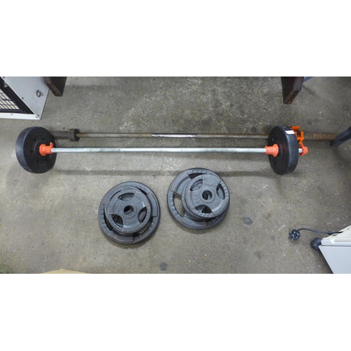 2211 - A set of two weightlifting bars and weights