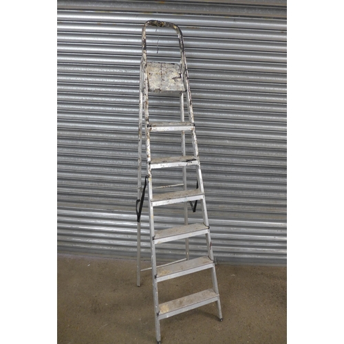 2221 - A six rung and a four rung aluminium step ladder