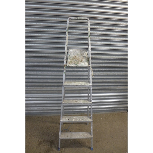 2221 - A six rung and a four rung aluminium step ladder