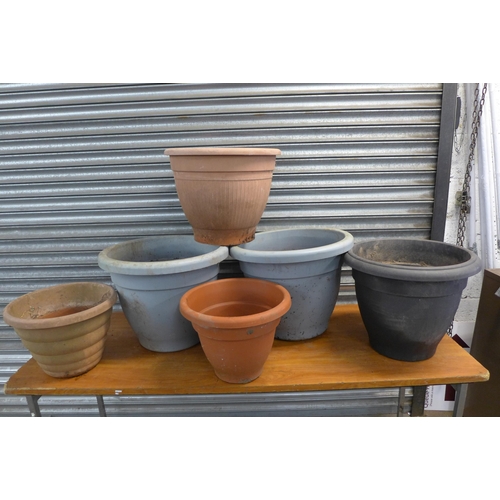 2229 - Six assorted large round plastic plant pots, a squirrel garden ornament and a 1.8m x 30cm roll of lo... 