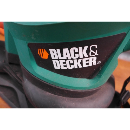 2280 - A Black & Decker GW370 garden blower 240v 2000w with a 6 metre blowing range