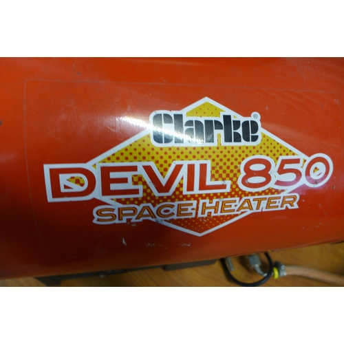 2282 - A Clarke Devil 850 space heater - W