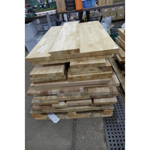 2303 - A large pallet of timber offcuts in a range of different sizes