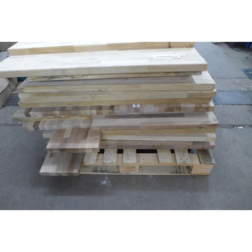 2303 - A large pallet of timber offcuts in a range of different sizes