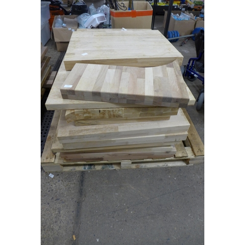 2304 - A large pallet of timber offcuts in a range of different sizes