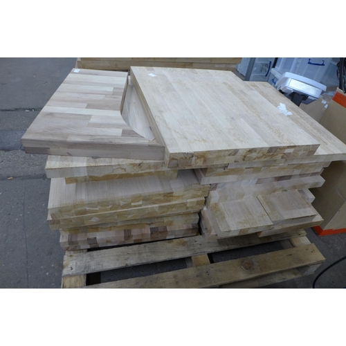 2304 - A large pallet of timber offcuts in a range of different sizes