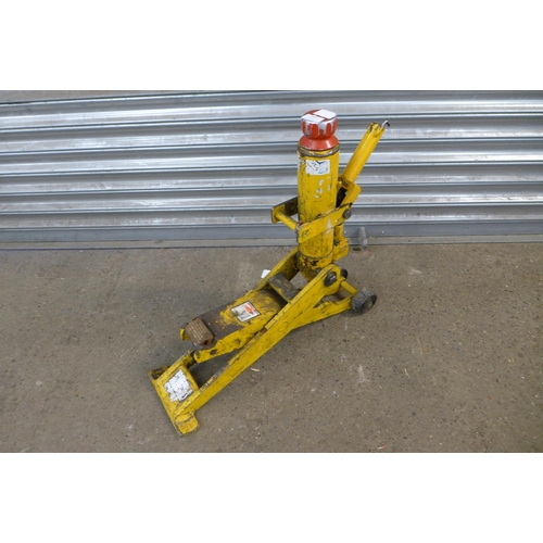 2307 - A hydraulic forklift truck jack with a 4-ton lifting capacity