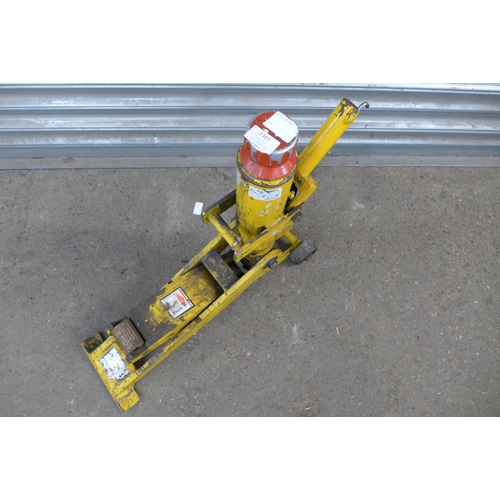 2307 - A hydraulic forklift truck jack with a 4-ton lifting capacity