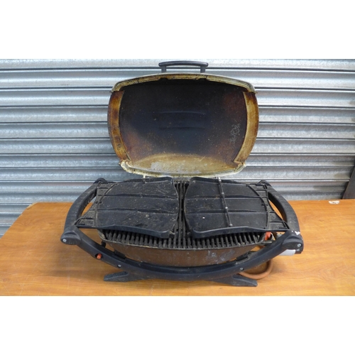 2345 - A Weber Q2000 portable propane gas barbecue grill