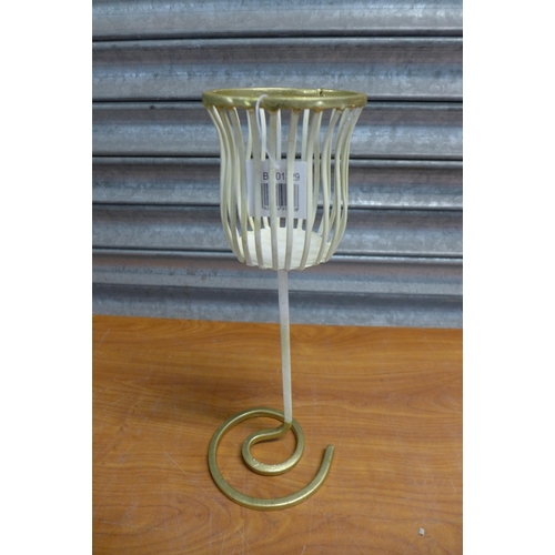 2351 - A large quantity of metal candle holders