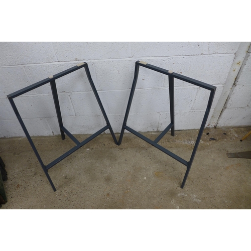 2355 - Four trellis table legs and a table top