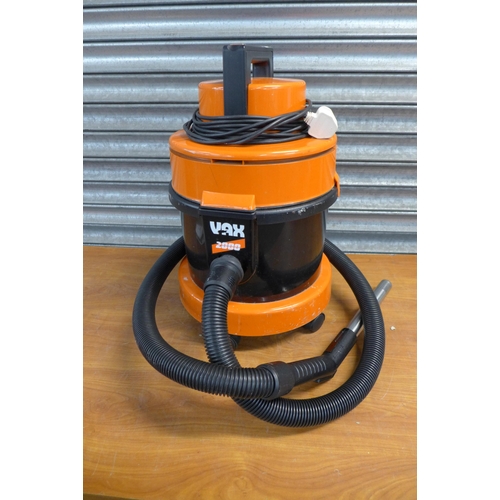 2370 - A Vax 2000 carpet cleaner and hoover