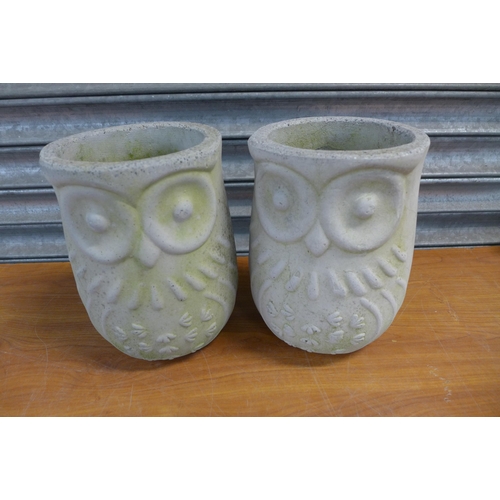 2372 - Two owl concrete plant pots, four plastic plant pots, ceramic planter, three Wilko garden sprays, ga... 