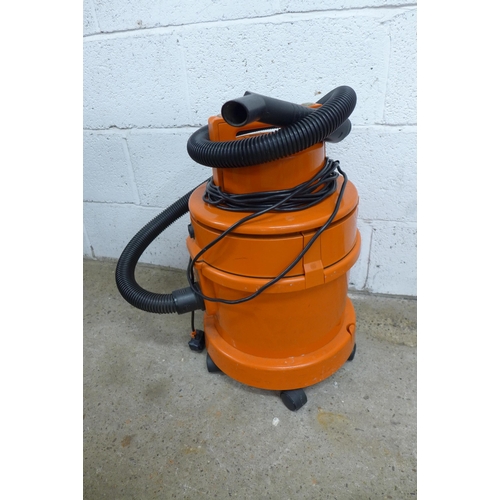 2390 - A Titan (TTB430VAC) shop vacuum cleaner