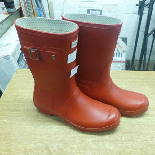 2470 - A pair of Hunter Wellington boots in cherry red - size UK 7