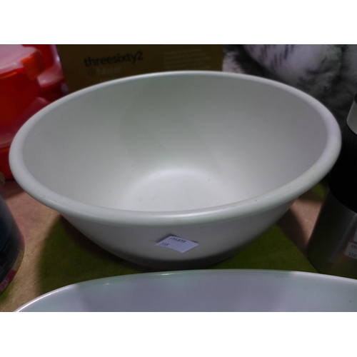 3065 - Salad Bowl, Travel Mug & Pasta Dish (318-232) *This lot is subject to VAT