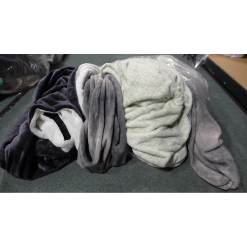 3116 - Assorted blankets - Various sizes/colours etc. *This lot is subject to VAT