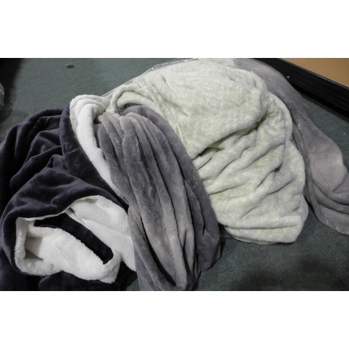 3116 - Assorted blankets - Various sizes/colours etc. *This lot is subject to VAT