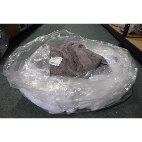 3117 - Assorted Towels - various sizes/colours (317-136) *This lot is subject to VAT