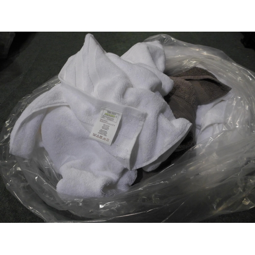 3117 - Assorted Towels - various sizes/colours (317-136) *This lot is subject to VAT