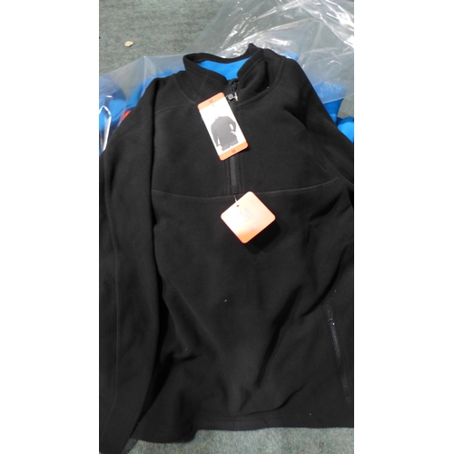 3129 - Quantity of Men's Blue Mondetta fleeces - Mainly size: XL *This lot is subject to VAT