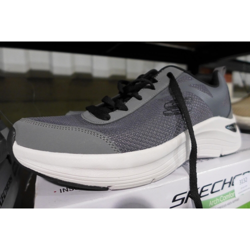 3132 - Pair of Men's Grey Skechers - UK size: 9 *This lot is subject to VAT