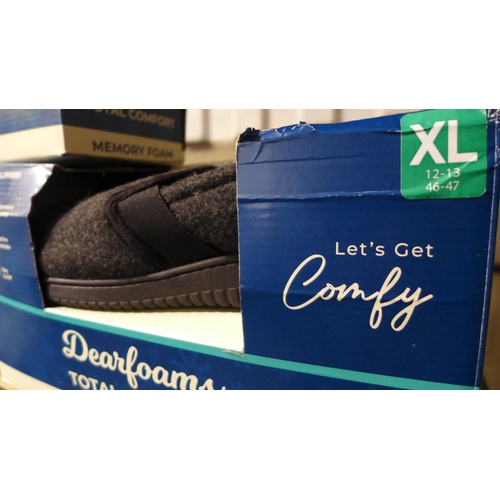 3140 - Three pairs of Men's Dearfoam slippers - 2x XL (12-13) & 1x L (10-11) *This lot is subject to VAT