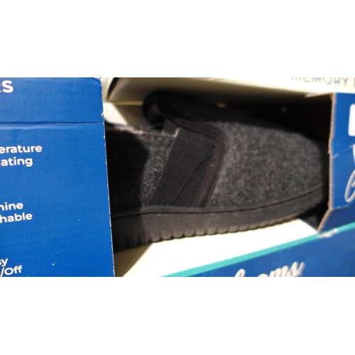 3140 - Three pairs of Men's Dearfoam slippers - 2x XL (12-13) & 1x L (10-11) *This lot is subject to VAT