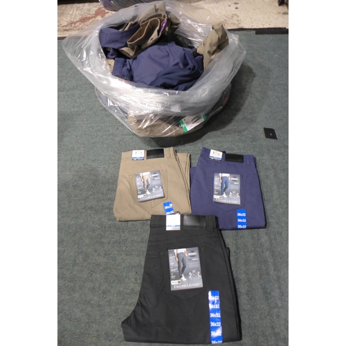 3154 - Assorted Men's trousers - Various sizes/syles etc. *This lot is subject to VAT