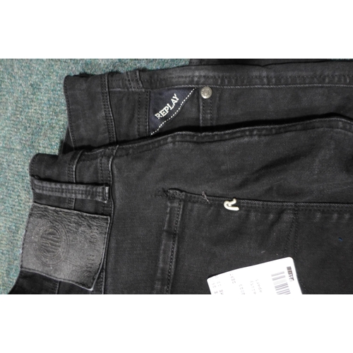 3174 - Two pairs of Men's jeans - Replay and Levi - both size: 38